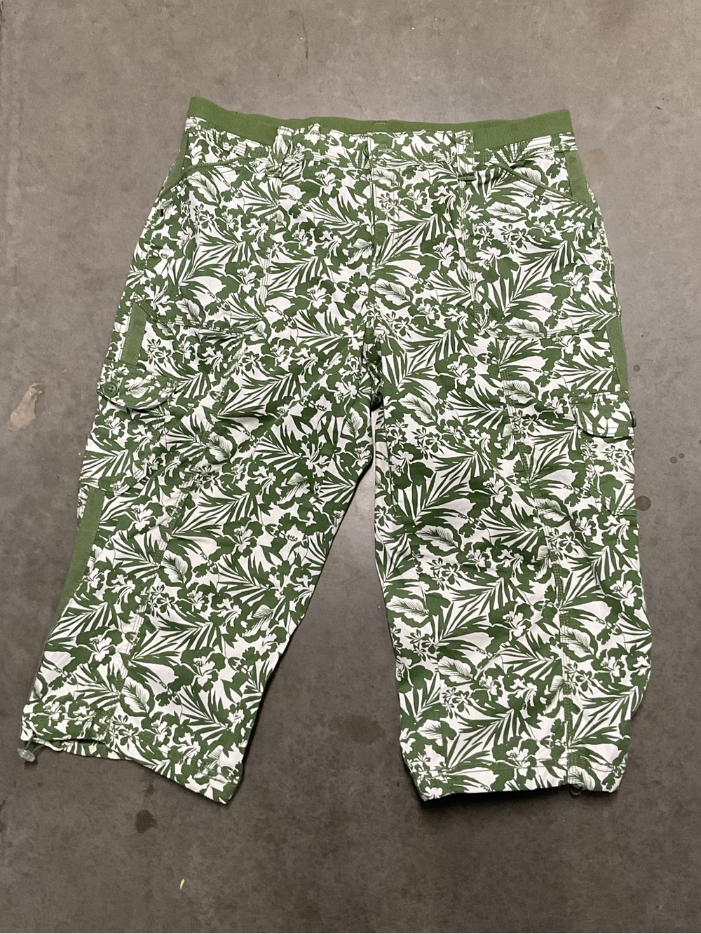 Green & White Floral Cargo Capris Size 16p